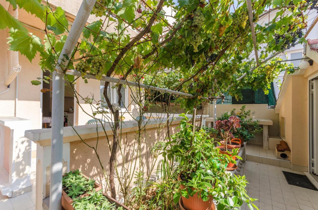 Apartments Mira I Vodice Eksteriør bilde